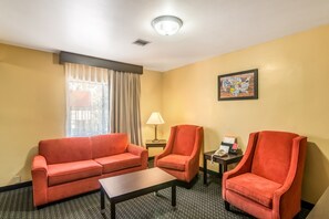 Suite – 2 Queens | Living room | 42-inch LCD TV with cable channels, TV