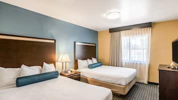 Suite – 2 Queens | Ropa de cama de alta calidad, escritorio y cortinas blackout