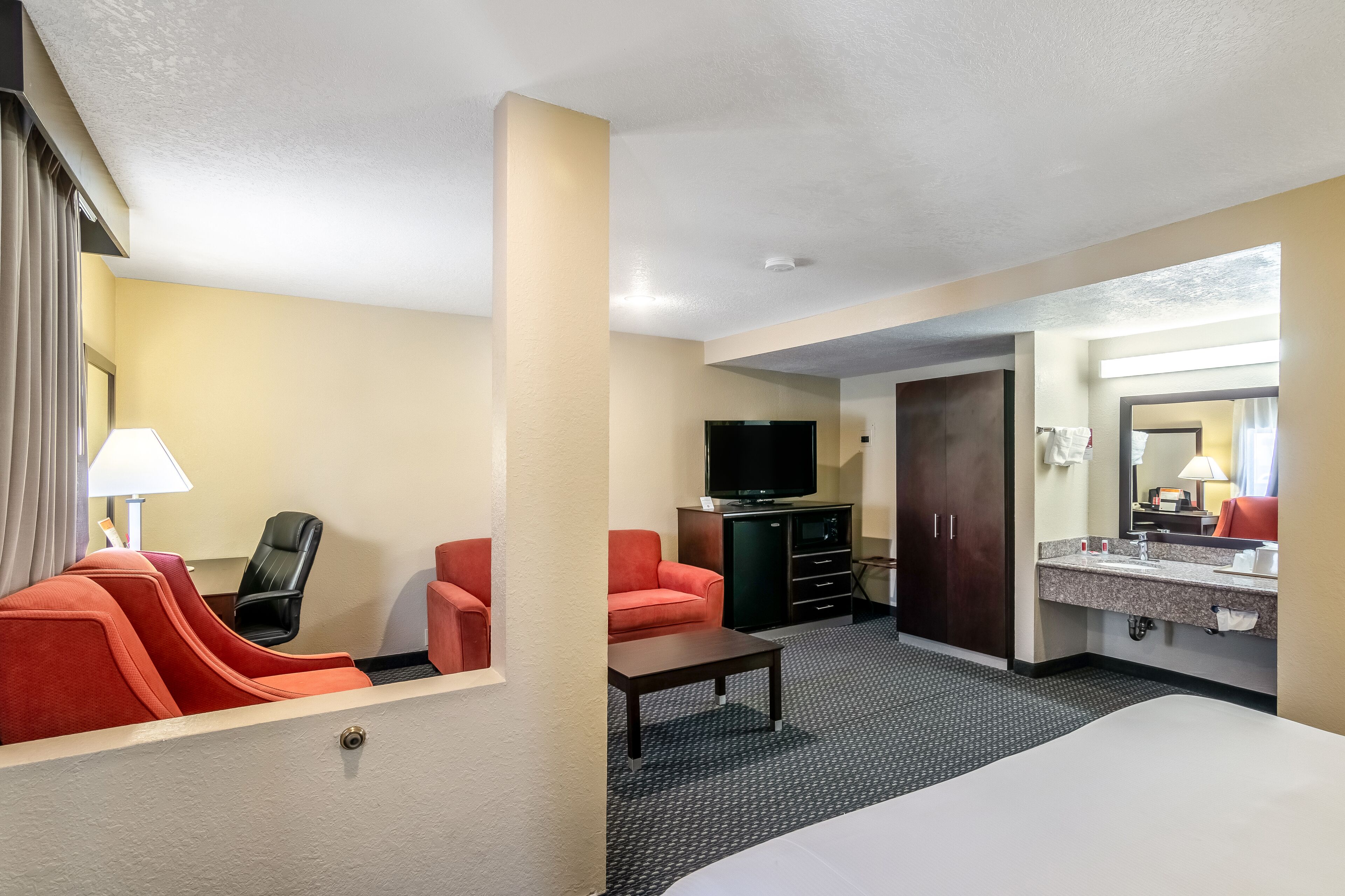 Suite, 1 King-Bett | Wohnbereich | 42-Zoll-LCD-Fernseher mit Kabelempfang, Fernseher