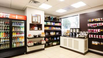 Desayuno completo diario (USD 15 por persona)