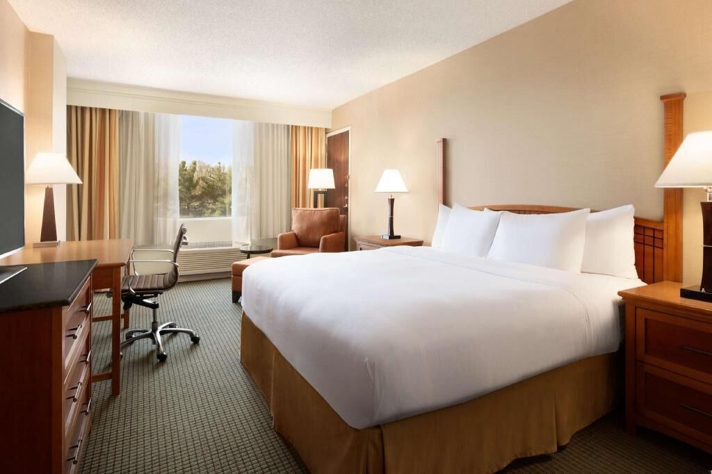Premium bedding, pillowtop beds, in-room safe, desk