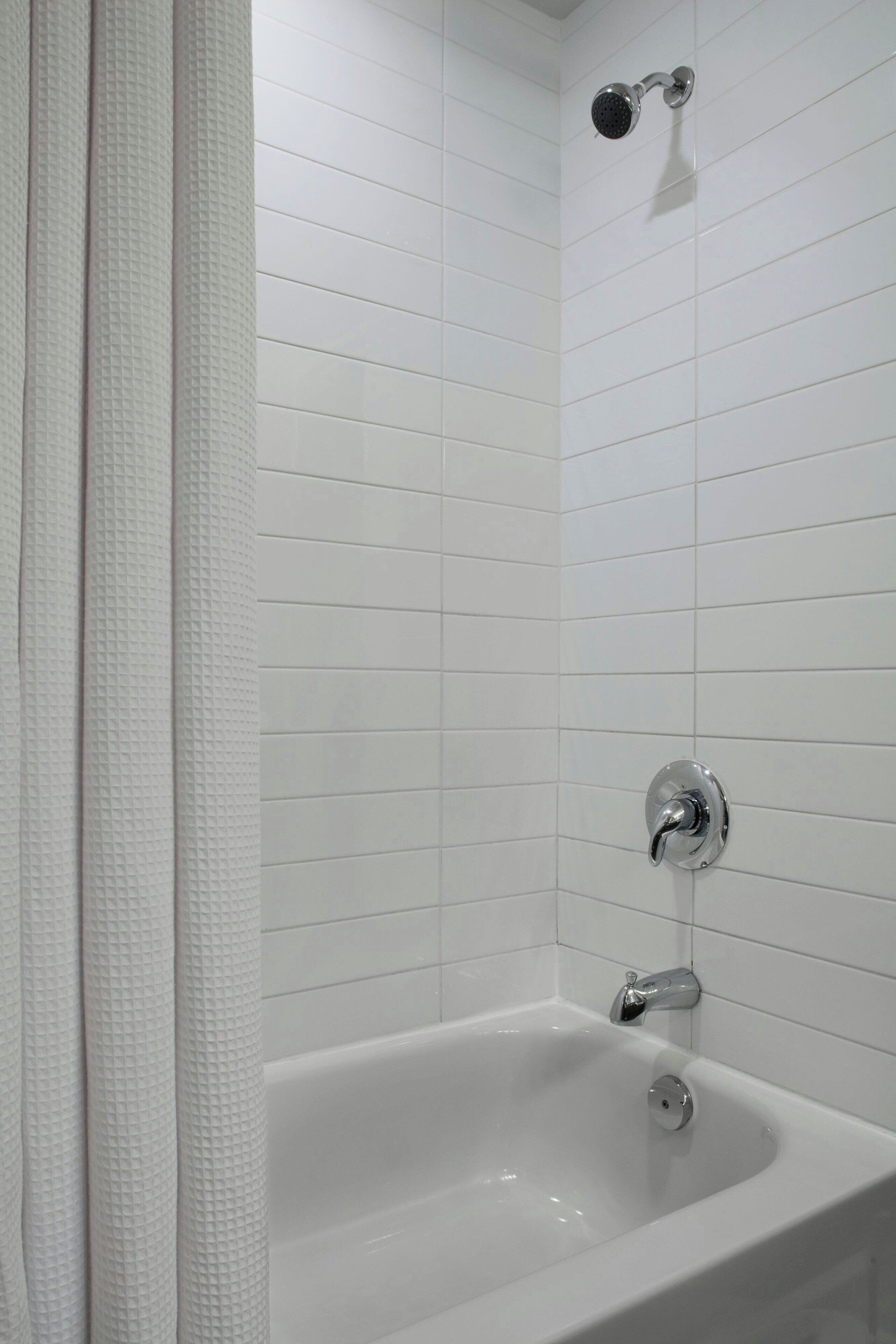 Combined shower/bathtub, free toiletries, hair dryer, towels