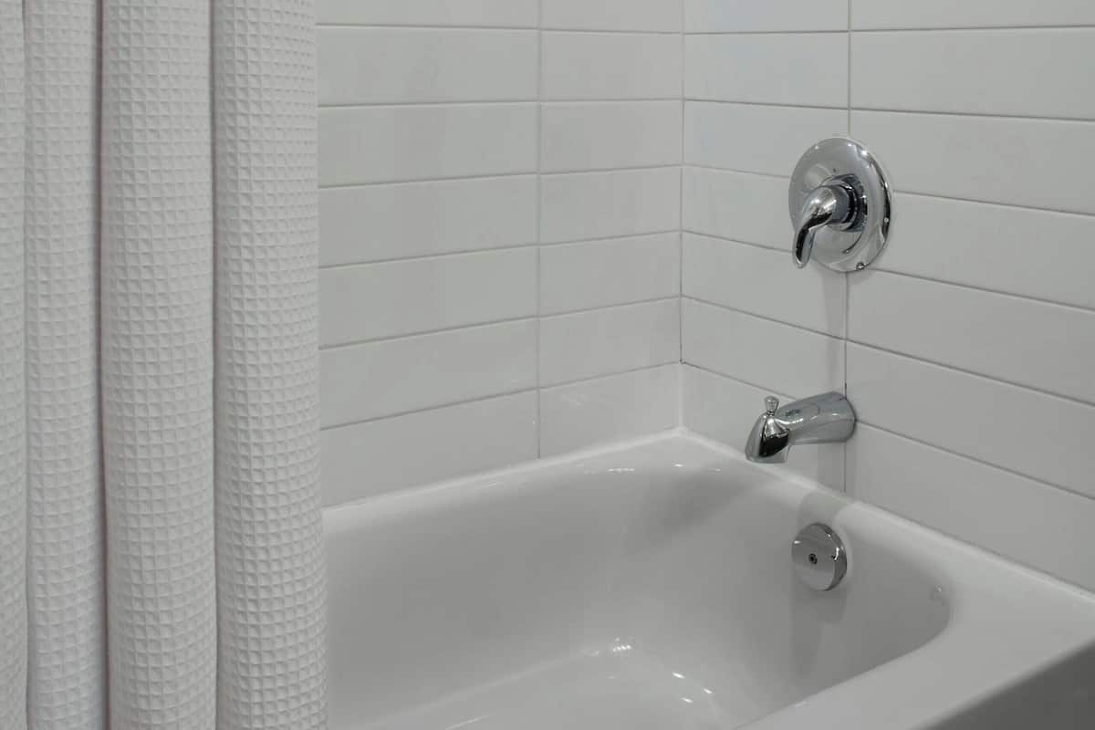 Tina con regadera, amenidades de baño gratuitas, secadora de cabello