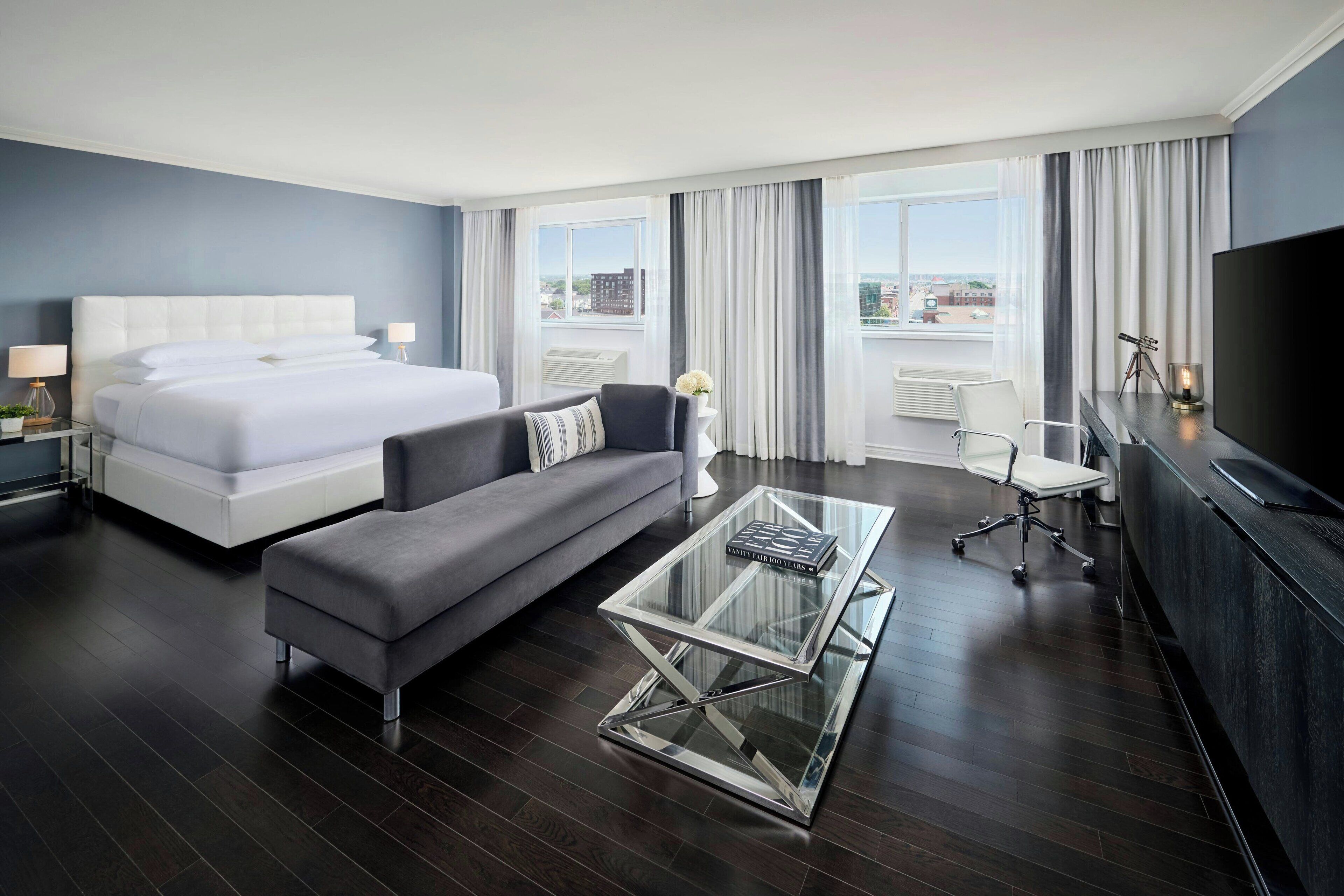 Colchones con pillow-top y caja de seguridad en la habitación 