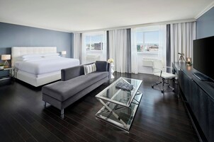 Colchones con pillow-top y caja de seguridad en la habitación 