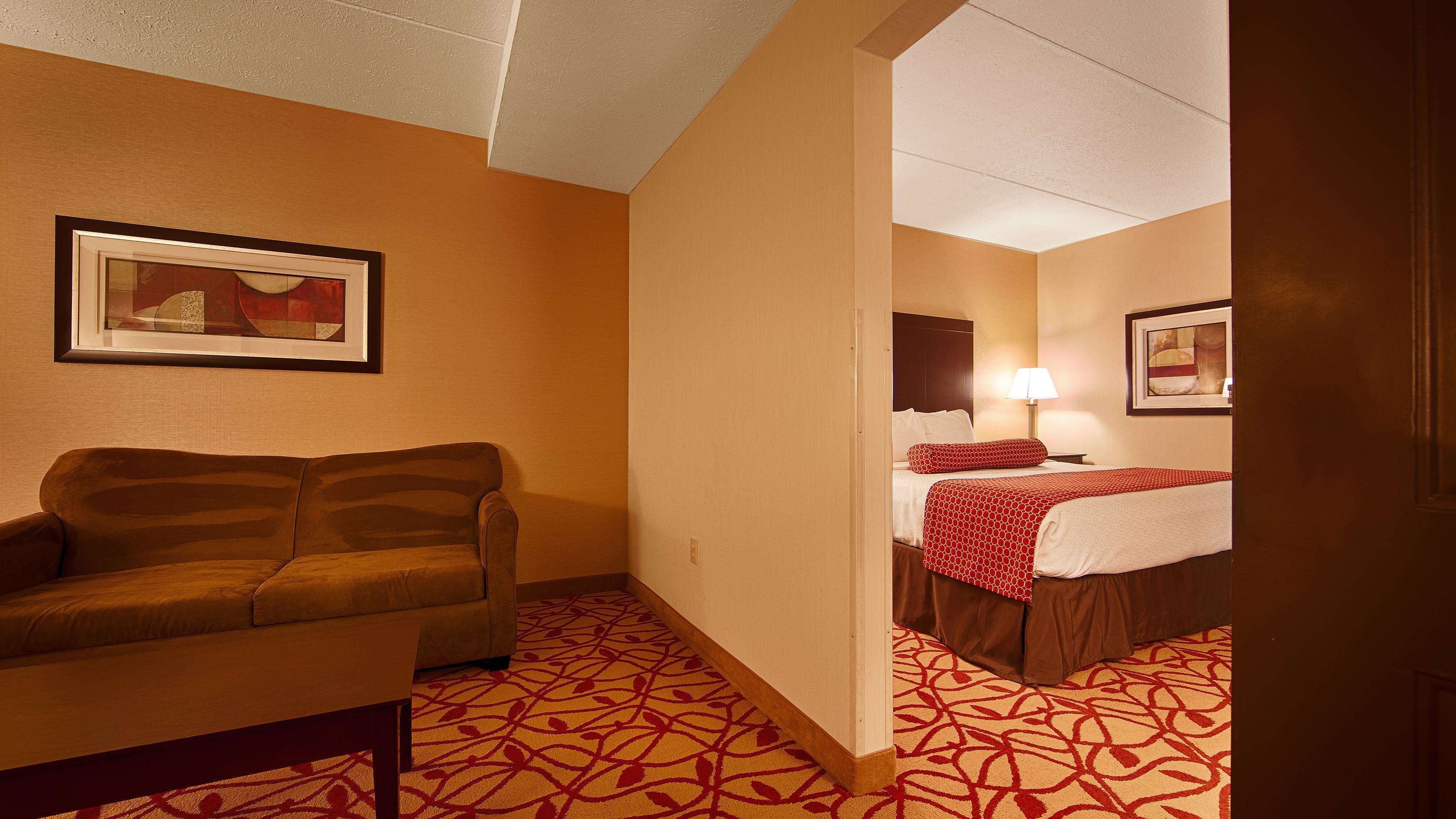 Standard Room, 1 King Bed, Non Smoking, Jetted Tub | Desk, laptop workspace, blackout curtains, iron/ironing board