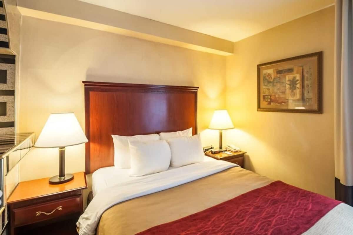 Pillowtop beds, in-room safe, desk, laptop workspace