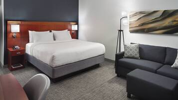 Luxe beddengoed, een bureau, een laptopwerkplek