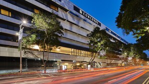 Un bâtiment moderne dont la façade porte l’inscription « CONCORDE », avec une structure à plusieurs étages, de grandes fenêtres et un toit plat.
