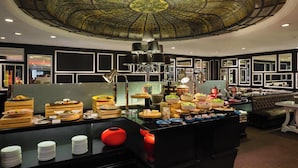 Un buffet proposant une variété de plats, agrémenté d’un plafond décoratif.