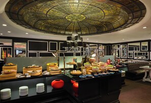Desayuno buffet diario (SGD 32.00 por persona)