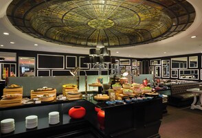 每日供应自助式早餐（每人 SGD 32.00）