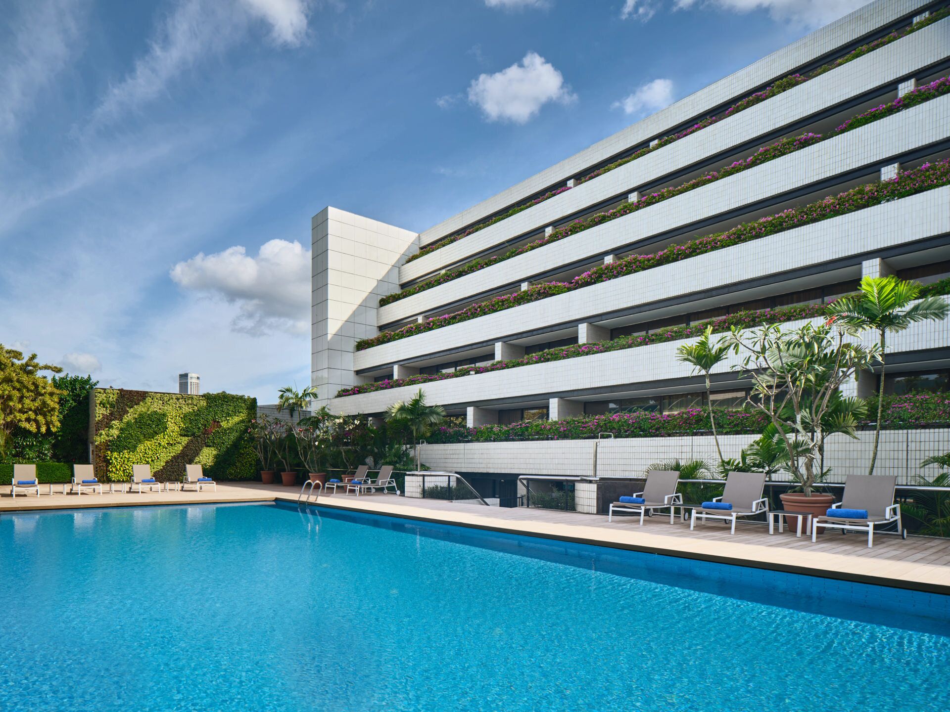 室外游泳池，提供泳池遮陽傘和日光浴躺椅