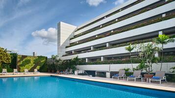 Piscina externa, guarda-sóis, espreguiçadeiras