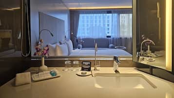 Premier kamer (Club) | Badkamer | Een douche, gratis toiletartikelen, een haardroger, badjassen