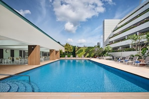 Piscine extérieure, parasols de plage, chaises longues