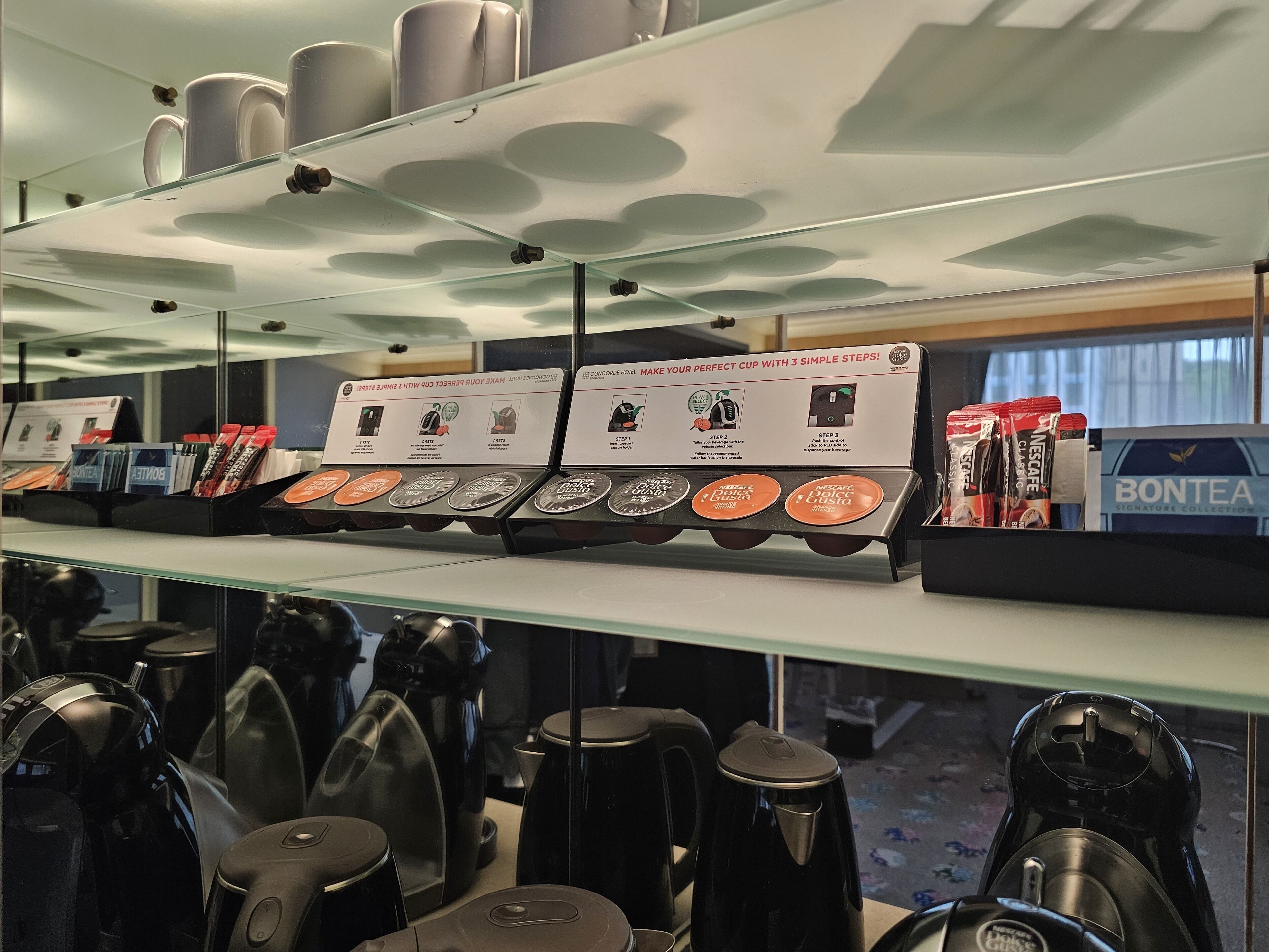 Exhibición de una cafetería con distintos tipos de cápsulas de café y una caja de la Colección Bontea Signature.