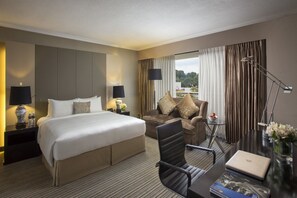 Presidentiële suite | Een kluis op de kamer, een bureau, verduisterende gordijnen