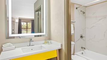 Standard Double Room, Non Smoking | Bathroom | Towels