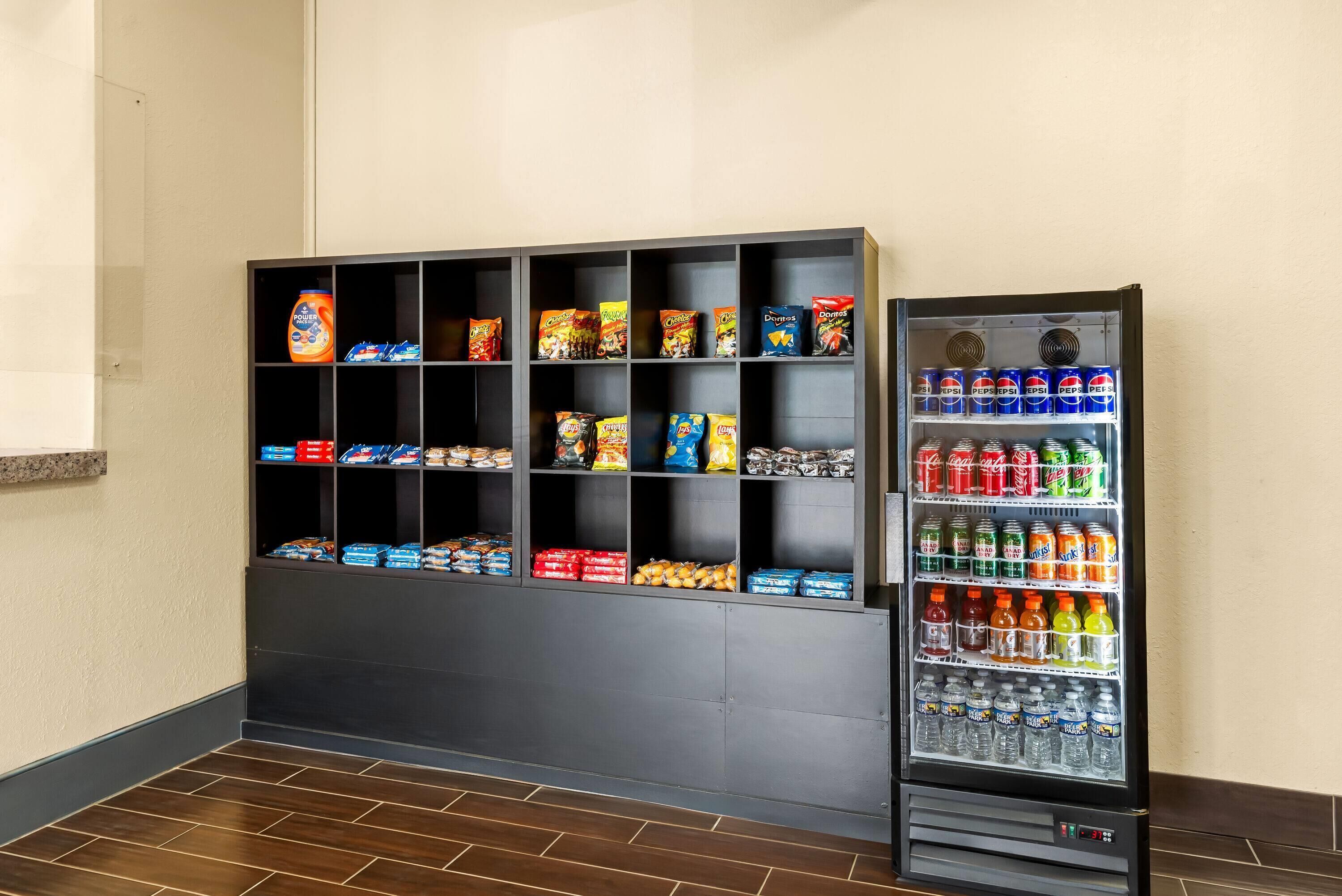 Una máquina expendedora y una exhibición de snacks en el vestíbulo de un hotel.