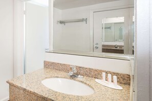 Combined shower/tub, free toiletries, hair dryer, towels