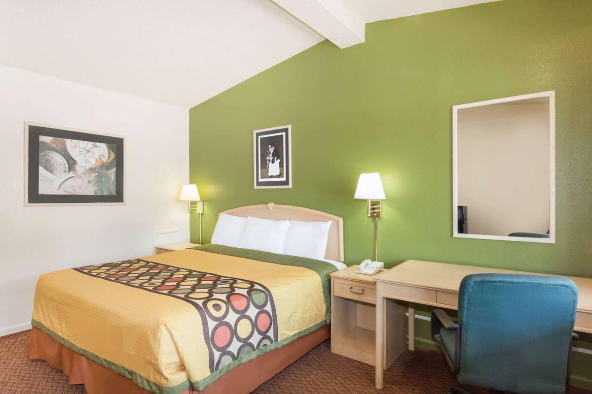 Room, 1 King Bed | Laptop workspace, blackout drapes, bed sheets