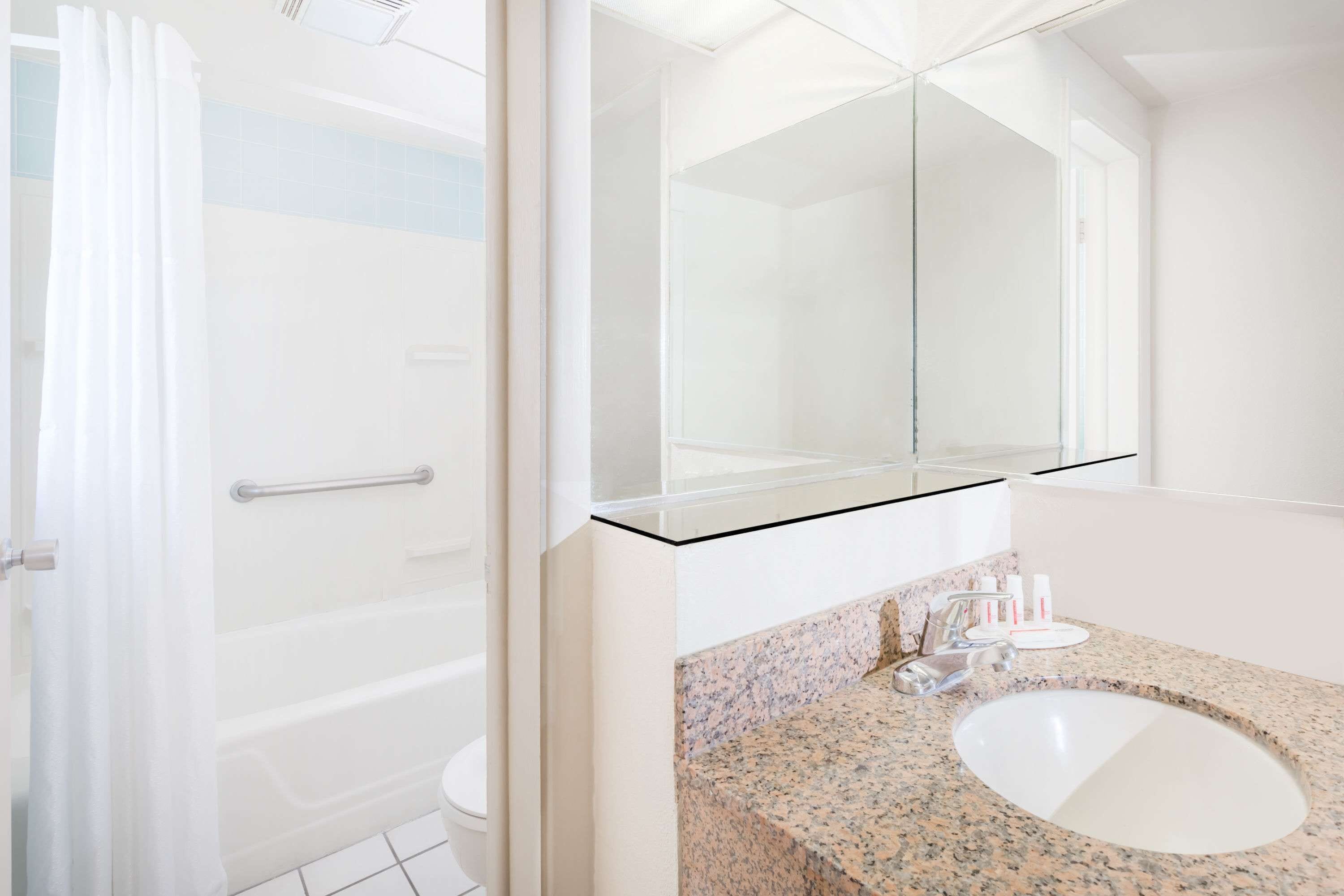 Ensemble baignoire-douche, articles de toilette (gratuits)