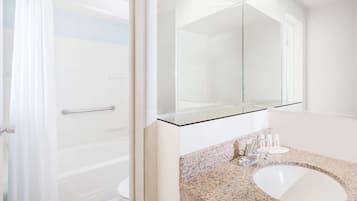 Combined shower/tub, free toiletries, hair dryer, towels