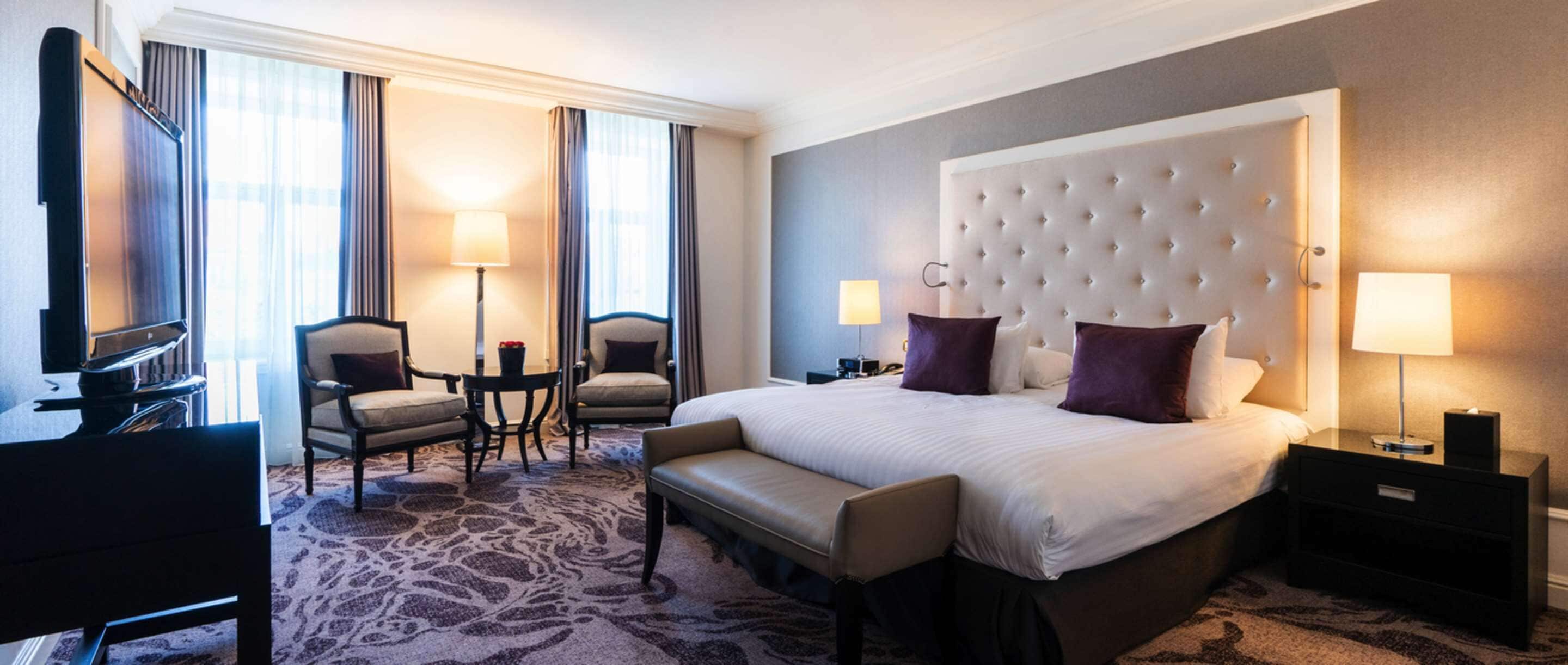 Luxe beddengoed, een minibar, een kluis op de kamer