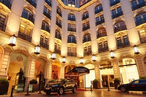 A grand hotel with a central courtyard, ornate balconies, and a sign for 'WILCHER'S'. - Steigenberger Icon Wiltcher's (Brussels)