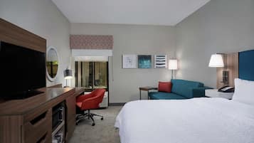 Skrivbord, mörklÀggningsgardiner, ljudisolering och strykjÀrn/strykbrÀda