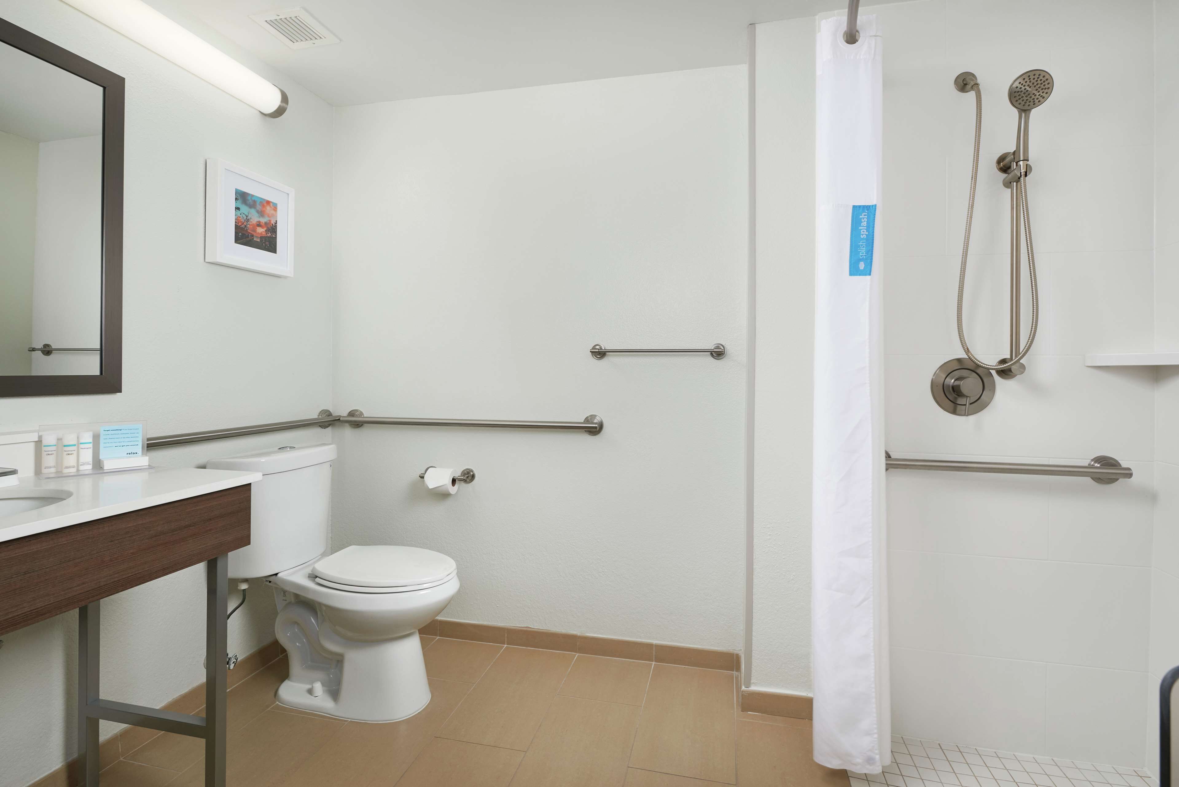 Un baño con inodoro, lavamanos y ducha.