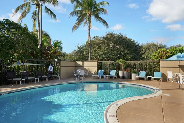 Outdoor pool, pool loungers