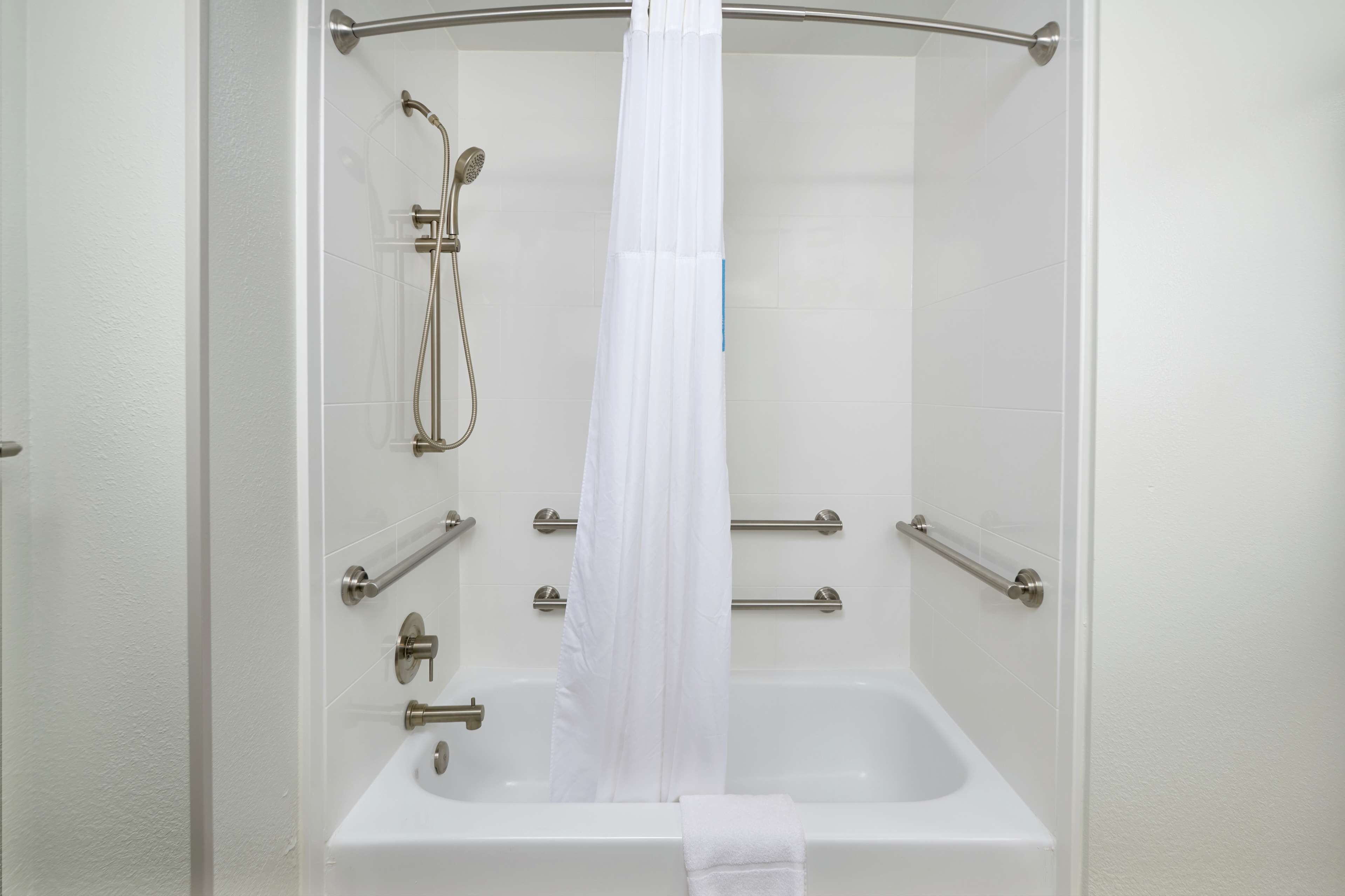 room, 1 king bed, accessible, non smoking | bathroom | combined shower/bathtub, eco-friendly toiletries, hair dryer, towels