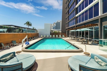 Pool amenities at Courtyard by Marriott Oceanside Fort Lauderdale Beach