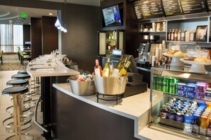 2 restaurants, servant le déjeuner et le dîner; cuisine américaine