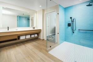 Suíte superior, 1 quarto, de frente para o oceano (Dining/Sitting Area, Windows 2 Sides) | Banheiro | Chuveiro/banheira combinados, produtos de toalete biodegradáveis