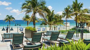 Eine Strandlounge mit Außenbestuhlung und Meerblick.