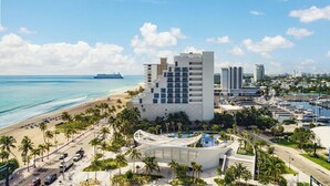 Ein Küstenhotel mit modernem Design, das einen Hafen, Zugang zum Strand und Meerblick bietet.