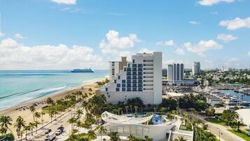 Habitación, 1 cama de matrimonio grande con sofá cama, frente al mar | Vistas a la ciudad