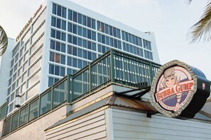 2 restaurants servant le petit déjeuner, spécialités Cuisine américaine