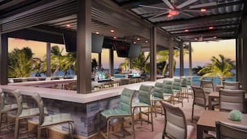 2 bares/lounges, bar ao lado da piscina