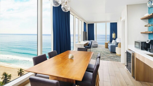 Superior-Suite, 1 Schlafzimmer, Meerseite (Dining/Sitting Area, Windows 2 Sides)