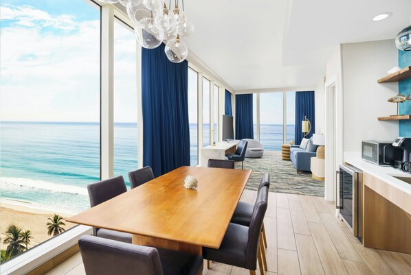 In-room safe, desk, laptop workspace, blackout curtains - Courtyard by Marriott Oceanside Fort Lauderdale Beach (Fort Lauderdale)