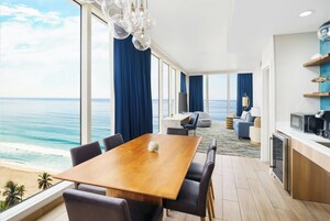 Odada kasa, masa, dizüstü bilgisayar çalışma alanı, güneşlik/perde 