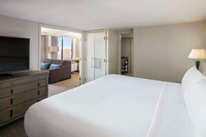 Suite, 1 cama King size y sofá cama | Escritorio, espacio para trabajar con laptop y cortinas blackout