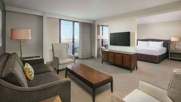 Suite, 1 kingsize-seng med sovesofa | Skrivebord, skrivebord for bærbar PC og blendingsgardiner