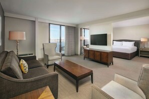 Suíte, 1 cama King e sofá-cama | Escrivaninha, espaço de trabalho para notebook, cortinas blackout