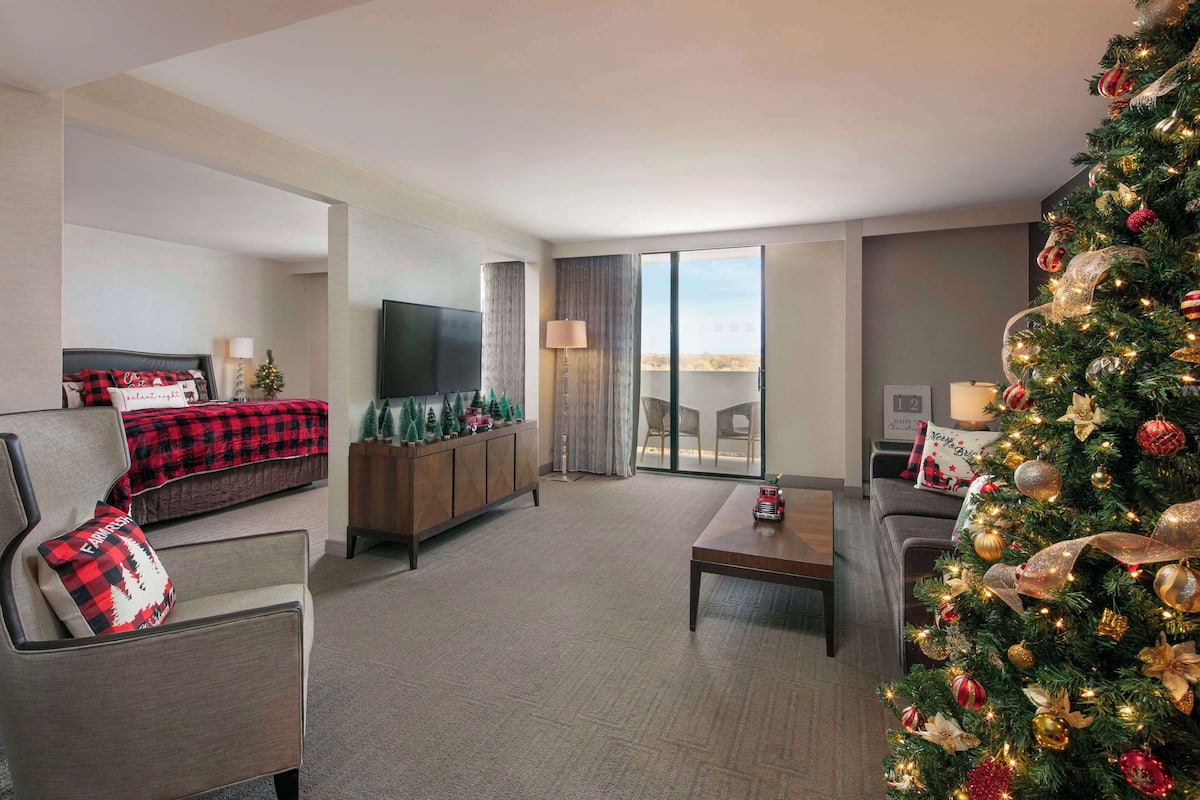 Escritorio, espacio para trabajar con laptop y cortinas blackout