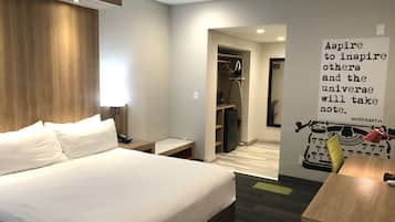 Quarto standard, 1 cama King, para não fumantes | Cofres nos quartos, escrivaninha, ferros/tábuas de passar roupa